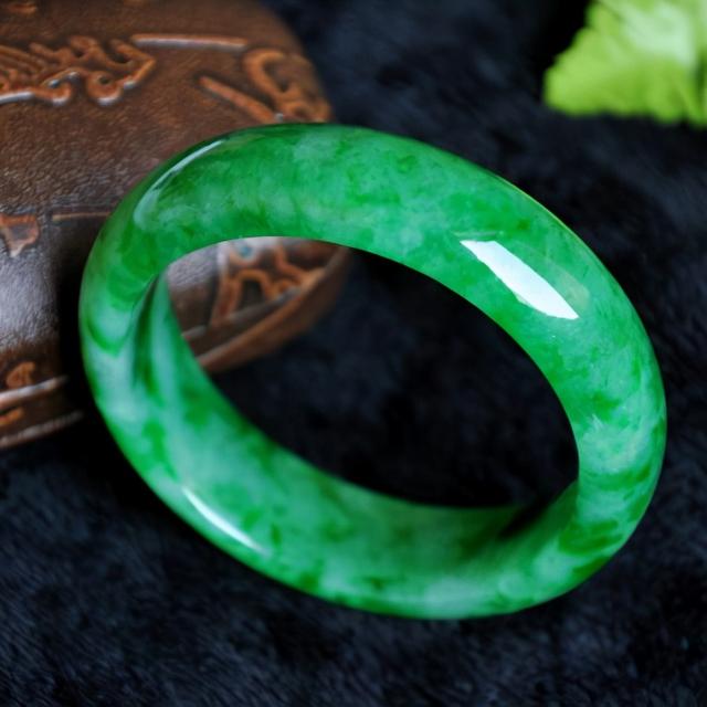 翡翠手镯戴了有什么作用我的翡翠手镯戴活了了-第3张图片-翡翠网 翡翠手镯戴了有什么作用我的翡翠手镯戴活了了-第3张图片-翡翠网