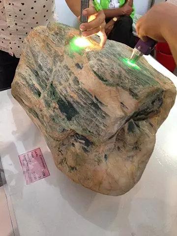 翡翠原石的特征翡翠原石翡翠原料区别-第2张图片-翡翠网 翡翠原石的特征翡翠原石翡翠原料区别-第2张图片-翡翠网