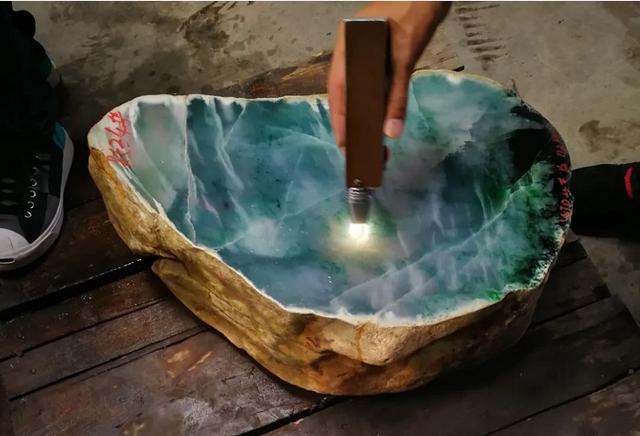 翡翠原石的特征翡翠原石翡翠原料区别-第3张图片-翡翠网 翡翠原石的特征翡翠原石翡翠原料区别-第3张图片-翡翠网