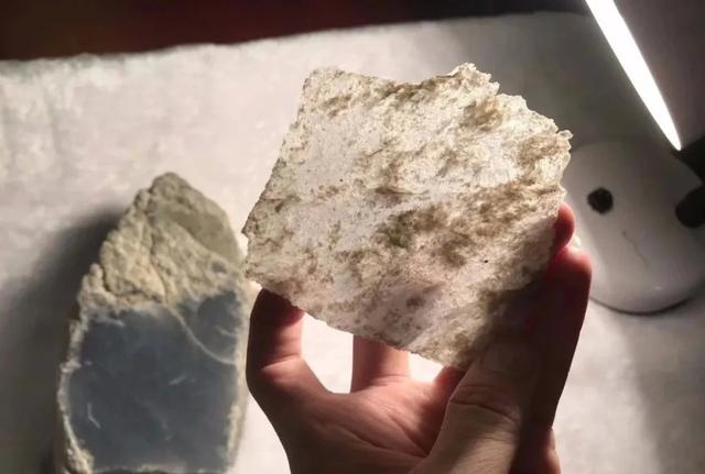 翡翠原石的特征翡翠原石翡翠原料区别-第4张图片-翡翠网 翡翠原石的特征翡翠原石翡翠原料区别-第4张图片-翡翠网