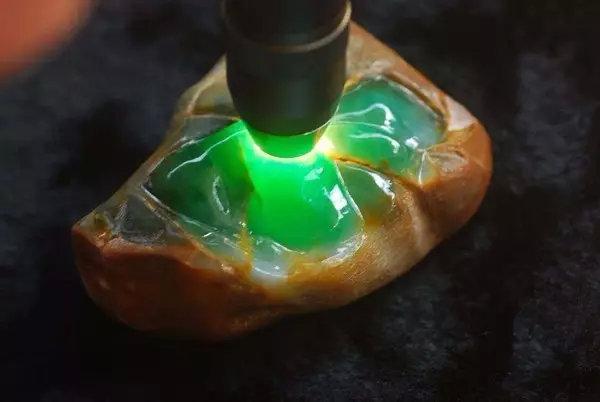 翡翠原石的特征翡翠原石翡翠原料区别-第6张图片-翡翠网 翡翠原石的特征翡翠原石翡翠原料区别-第6张图片-翡翠网