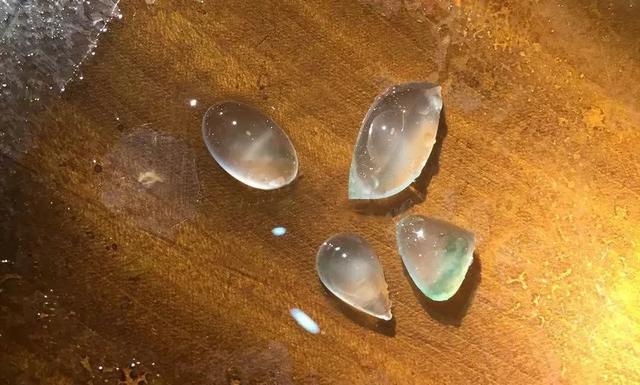 冰种翡翠分哪几种冰种翡翠原石盲盒-第7张图片-翡翠网 冰种翡翠分哪几种冰种翡翠原石盲盒-第7张图片-翡翠网