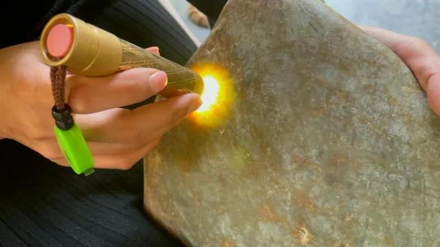 玉石原石鉴定方法,翡翠原石石头的鉴别方法-第4张图片-翡翠网 玉石原石鉴定方法,翡翠原石石头的鉴别方法-第4张图片-翡翠网