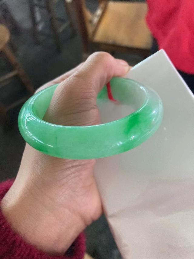 翡翠手镯的价值与作用的简单介绍-第2张图片-翡翠网 翡翠手镯的价值与作用的简单介绍-第2张图片-翡翠网