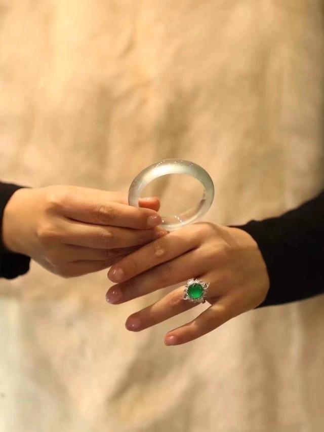 翡翠手镯的价值与作用的简单介绍-第6张图片-翡翠网 翡翠手镯的价值与作用的简单介绍-第6张图片-翡翠网