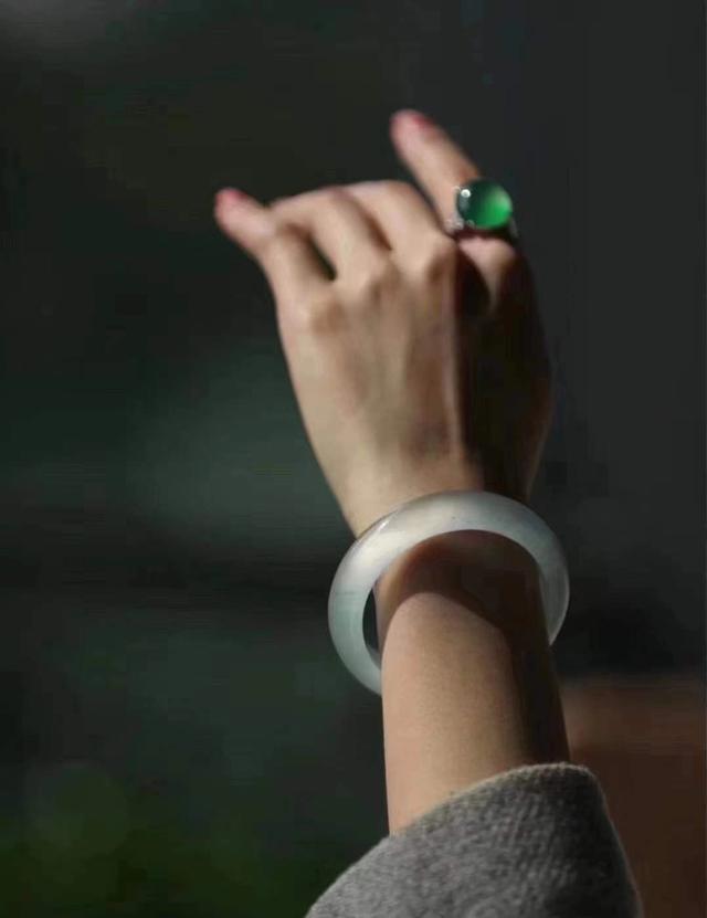 翡翠手镯的价值与作用的简单介绍-第8张图片-翡翠网 翡翠手镯的价值与作用的简单介绍-第8张图片-翡翠网