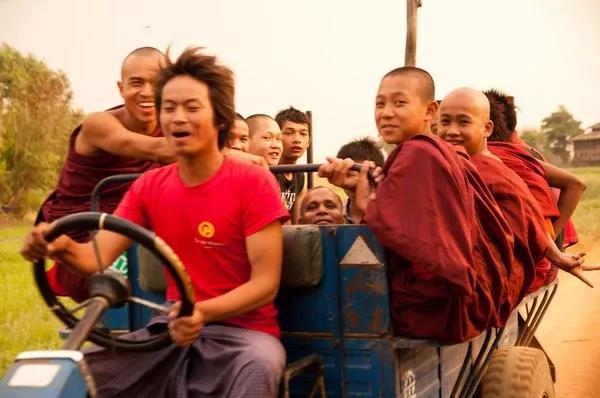 柬埔寨翡翠原石哪里买的简单介绍-第28张图片-翡翠网 柬埔寨翡翠原石哪里买的简单介绍-第28张图片-翡翠网