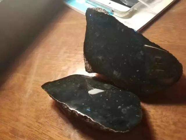 墨西沙翡翠原石木那黄皮沙出什么样的翡翠-第1张图片-翡翠网 墨西沙翡翠原石木那黄皮沙出什么样的翡翠-第1张图片-翡翠网