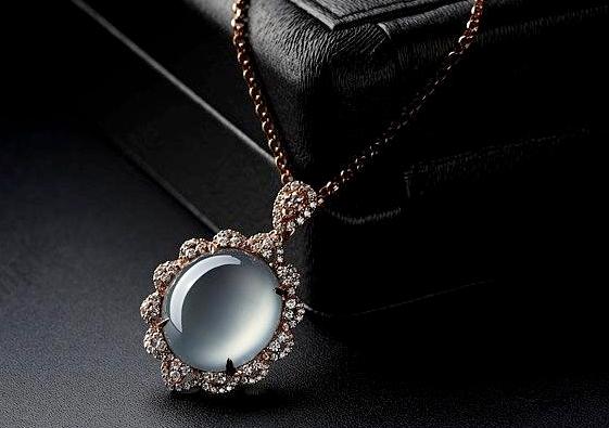 新买的翡翠手镯怎么保养,种水翡翠手镯好养吗-第1张图片-翡翠网 新买的翡翠手镯怎么保养,种水翡翠手镯好养吗-第1张图片-翡翠网