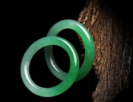 新买的翡翠手镯怎么保养,种水翡翠手镯好养吗-第2张图片-翡翠网 新买的翡翠手镯怎么保养,种水翡翠手镯好养吗-第2张图片-翡翠网