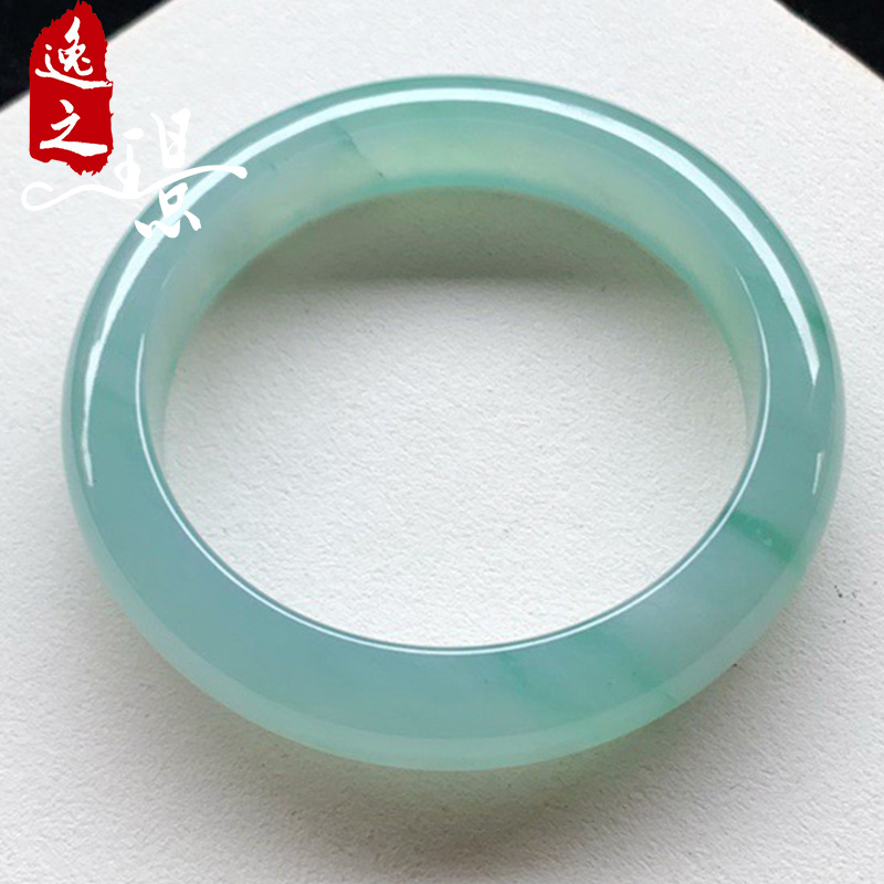 关于浓晴满绿翡翠手镯价格的信息-第1张图片-翡翠网 关于浓晴满绿翡翠手镯价格的信息-第1张图片-翡翠网