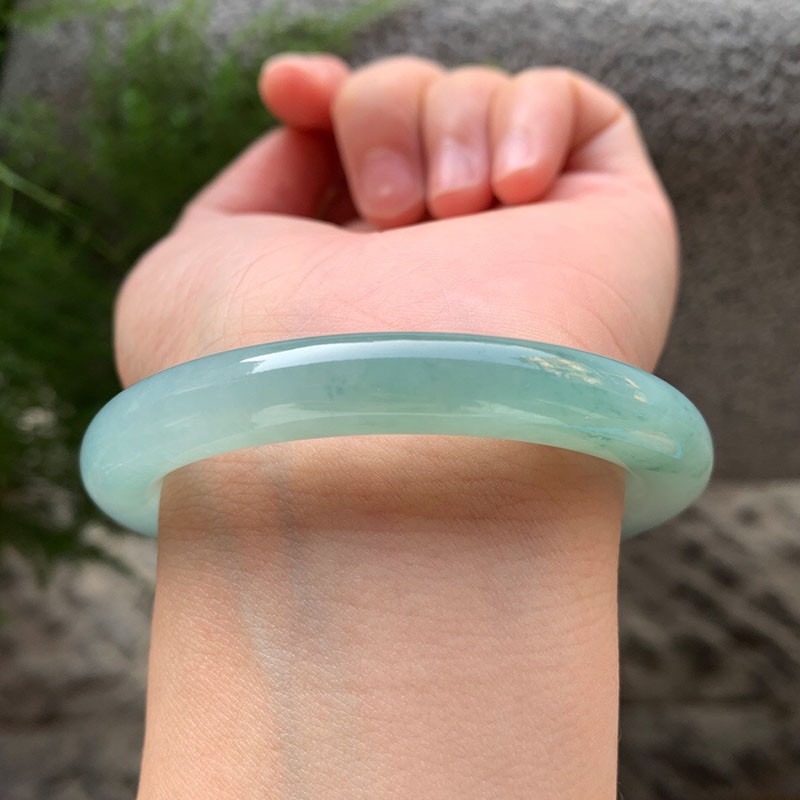 关于浓晴满绿翡翠手镯价格的信息-第2张图片-翡翠网 关于浓晴满绿翡翠手镯价格的信息-第2张图片-翡翠网