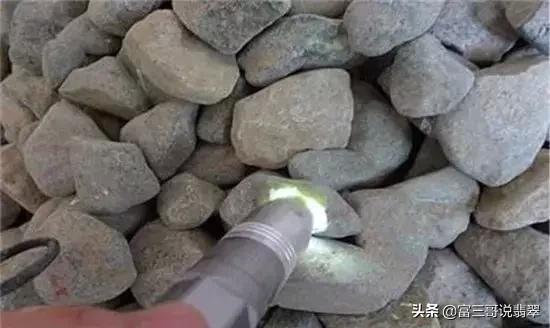 莫西沙黄翡原石特点莫西沙翡翠原石公斤料-第5张图片-翡翠网 莫西沙黄翡原石特点莫西沙翡翠原石公斤料-第5张图片-翡翠网