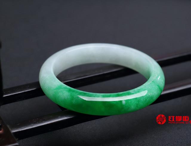 2万的翡翠手镯,正品翡翠珠宝手镯-第4张图片-翡翠网 2万的翡翠手镯,正品翡翠珠宝手镯-第4张图片-翡翠网