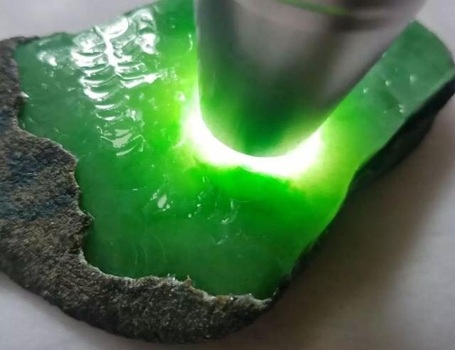 翡翠原石起,怎么选翡翠原石-第3张图片-翡翠网 翡翠原石起,怎么选翡翠原石-第3张图片-翡翠网