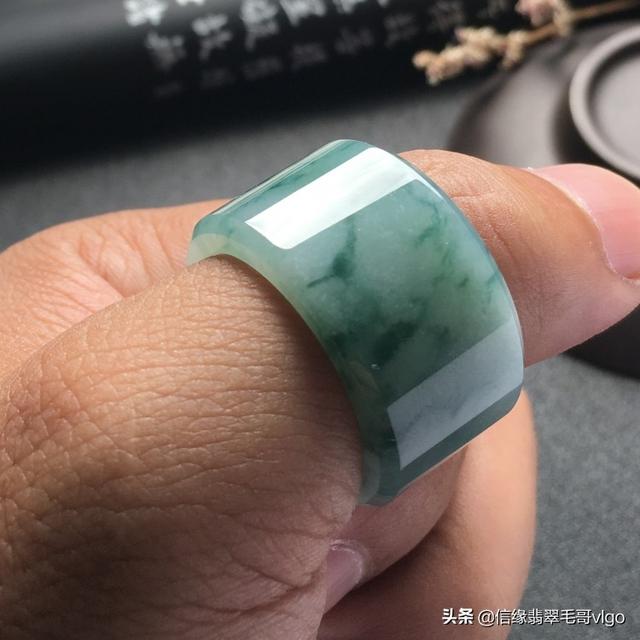 指环型翡翠戒指价格翡翠戒指可以当婚戒吗-第1张图片-翡翠网 指环型翡翠戒指价格翡翠戒指可以当婚戒吗-第1张图片-翡翠网