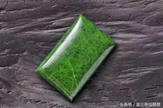 翡翠原石的好坏与翡翠原石相似的石头-第6张图片-翡翠网 翡翠原石的好坏与翡翠原石相似的石头-第6张图片-翡翠网