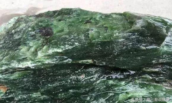 翡翠原石的好坏与翡翠原石相似的石头-第8张图片-翡翠网 翡翠原石的好坏与翡翠原石相似的石头-第8张图片-翡翠网