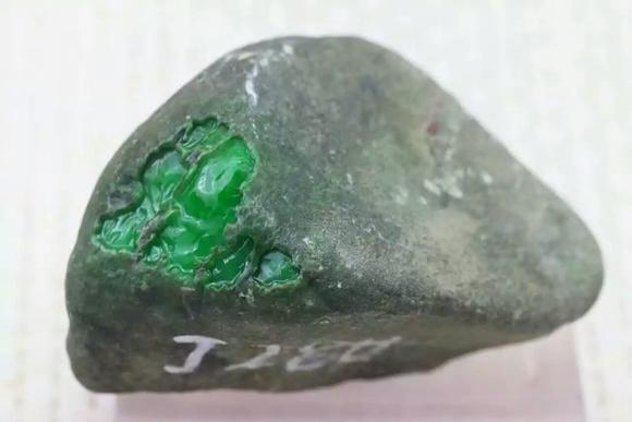 冰种翡翠原石翡翠毛料冷知识-第2张图片-翡翠网 冰种翡翠原石翡翠毛料冷知识-第2张图片-翡翠网