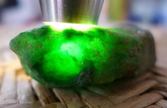 冰种翡翠原石翡翠毛料冷知识-第7张图片-翡翠网 冰种翡翠原石翡翠毛料冷知识-第7张图片-翡翠网