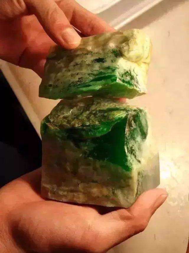 一个亿的翡翠原石,翡翠原石丢了10年-第1张图片-翡翠网 一个亿的翡翠原石,翡翠原石丢了10年-第1张图片-翡翠网