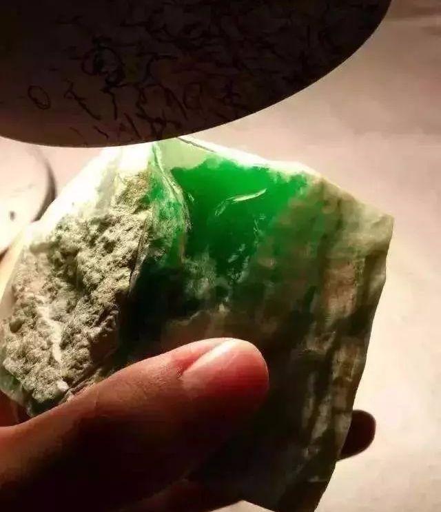 一个亿的翡翠原石,翡翠原石丢了10年-第3张图片-翡翠网 一个亿的翡翠原石,翡翠原石丢了10年-第3张图片-翡翠网