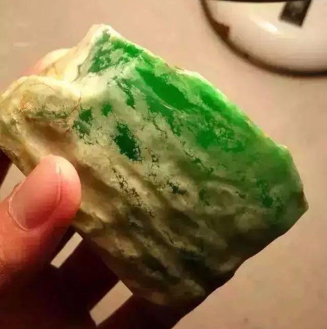 一个亿的翡翠原石,翡翠原石丢了10年-第4张图片-翡翠网 一个亿的翡翠原石,翡翠原石丢了10年-第4张图片-翡翠网