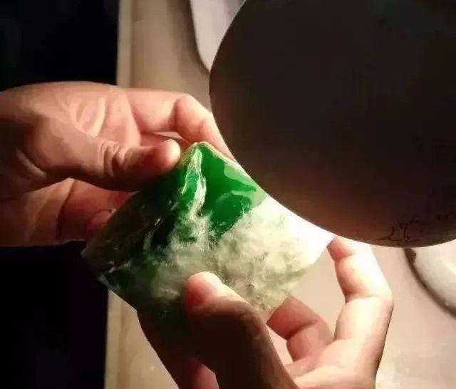 一个亿的翡翠原石,翡翠原石丢了10年-第5张图片-翡翠网 一个亿的翡翠原石,翡翠原石丢了10年-第5张图片-翡翠网