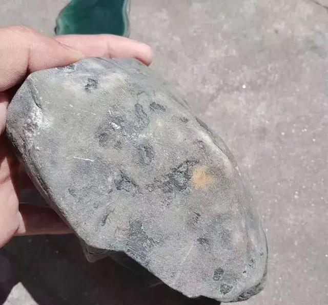 关于蓝水翡翠原石冰种的信息-第1张图片-翡翠网 关于蓝水翡翠原石冰种的信息-第1张图片-翡翠网