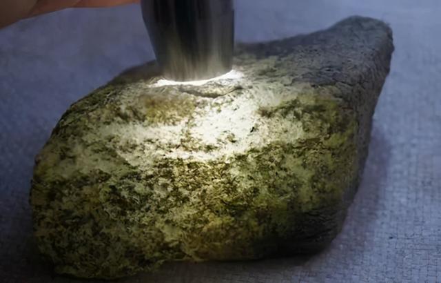 翡翠脱沙原石图片大图的简单介绍-第1张图片-翡翠网 翡翠脱沙原石图片大图的简单介绍-第1张图片-翡翠网