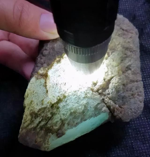 翡翠脱沙原石图片大图的简单介绍-第2张图片-翡翠网 翡翠脱沙原石图片大图的简单介绍-第2张图片-翡翠网