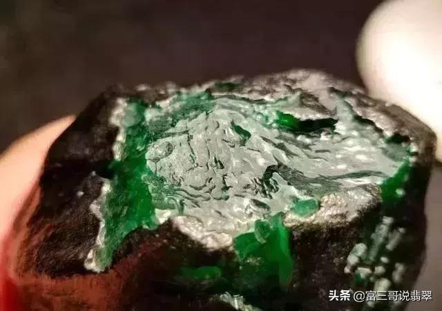 捡漏赌石类小说完本,赌翡翠原石有多少种赌法-第1张图片-翡翠网 捡漏赌石类小说完本,赌翡翠原石有多少种赌法-第1张图片-翡翠网
