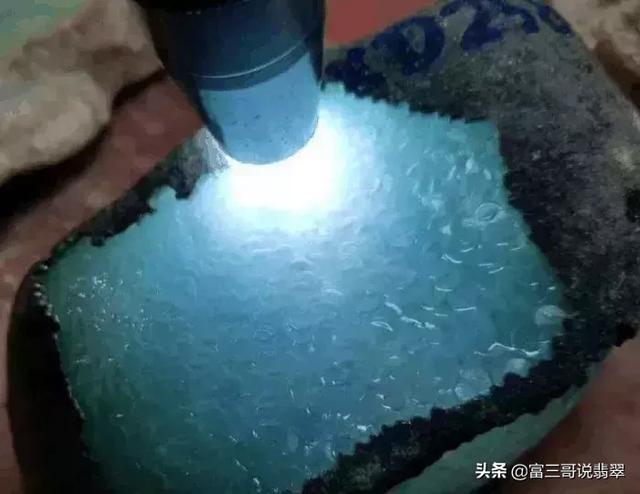 捡漏赌石类小说完本,赌翡翠原石有多少种赌法-第5张图片-翡翠网 捡漏赌石类小说完本,赌翡翠原石有多少种赌法-第5张图片-翡翠网