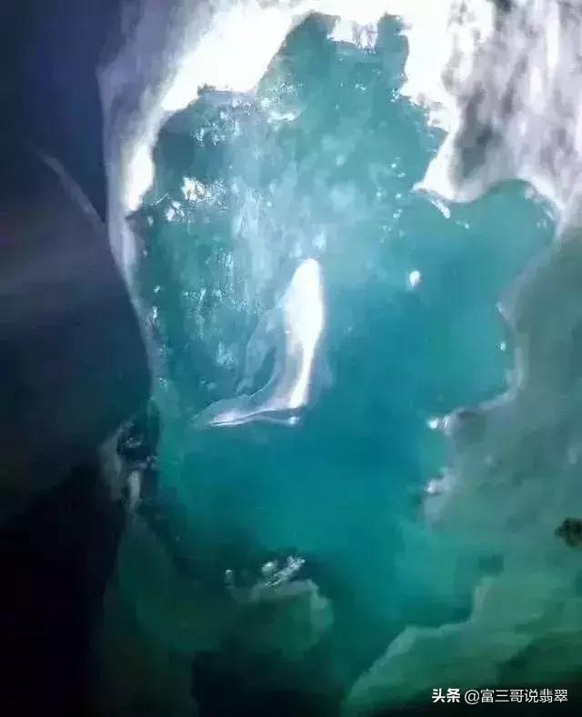 捡漏赌石类小说完本,赌翡翠原石有多少种赌法-第6张图片-翡翠网 捡漏赌石类小说完本,赌翡翠原石有多少种赌法-第6张图片-翡翠网