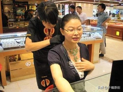 千禧翡翠手镯定制的直播间,冰种翡翠手镯-第18张图片-翡翠网 千禧翡翠手镯定制的直播间,冰种翡翠手镯-第18张图片-翡翠网