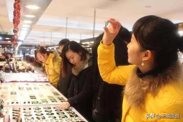 千禧翡翠手镯定制的直播间,冰种翡翠手镯-第28张图片-翡翠网 千禧翡翠手镯定制的直播间,冰种翡翠手镯-第28张图片-翡翠网