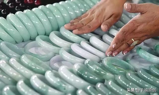 千禧翡翠手镯定制的直播间,冰种翡翠手镯-第29张图片-翡翠网 千禧翡翠手镯定制的直播间,冰种翡翠手镯-第29张图片-翡翠网