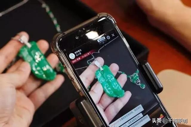 千禧翡翠手镯定制的直播间,冰种翡翠手镯-第34张图片-翡翠网 千禧翡翠手镯定制的直播间,冰种翡翠手镯-第34张图片-翡翠网