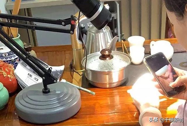 千禧翡翠手镯定制的直播间,冰种翡翠手镯-第35张图片-翡翠网 千禧翡翠手镯定制的直播间,冰种翡翠手镯-第35张图片-翡翠网