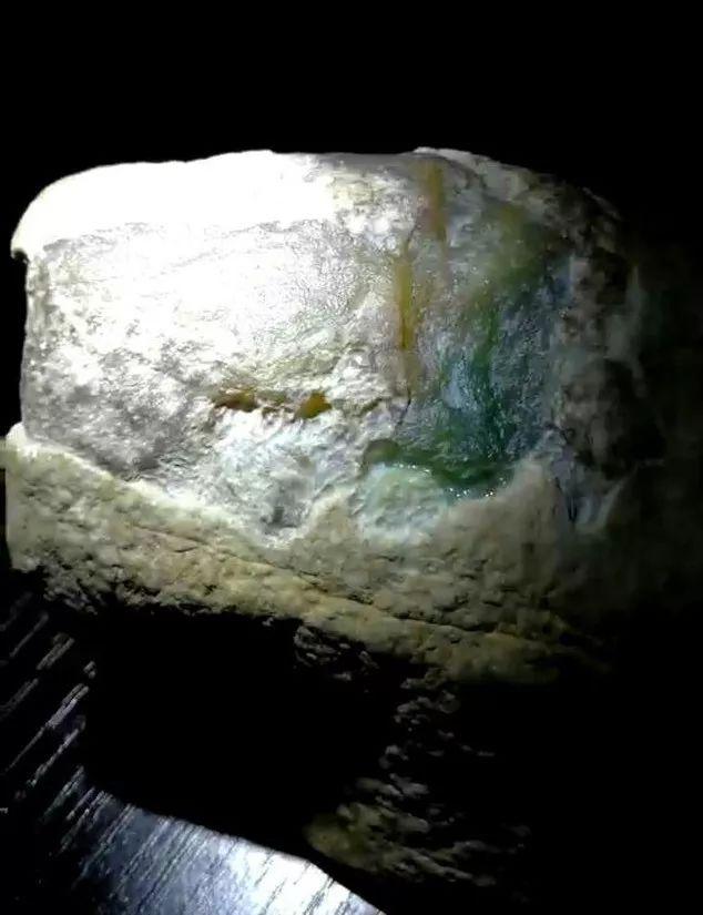 翡翠原石去皮抛光哪里加翡翠原石加v视频-第1张图片-翡翠网 翡翠原石去皮抛光哪里加翡翠原石加v视频-第1张图片-翡翠网