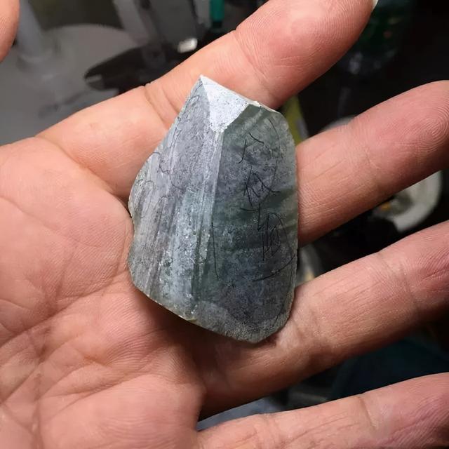 翡翠加工方面的知识,出土翡翠手镯-第1张图片-翡翠网 翡翠加工方面的知识,出土翡翠手镯-第1张图片-翡翠网