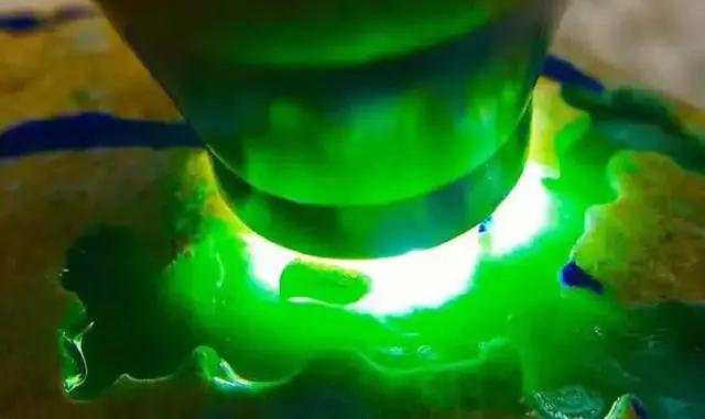 关于木那绿翡翠手镯的信息-第5张图片-翡翠网 关于木那绿翡翠手镯的信息-第5张图片-翡翠网