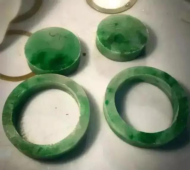 关于木那绿翡翠手镯的信息-第6张图片-翡翠网 关于木那绿翡翠手镯的信息-第6张图片-翡翠网