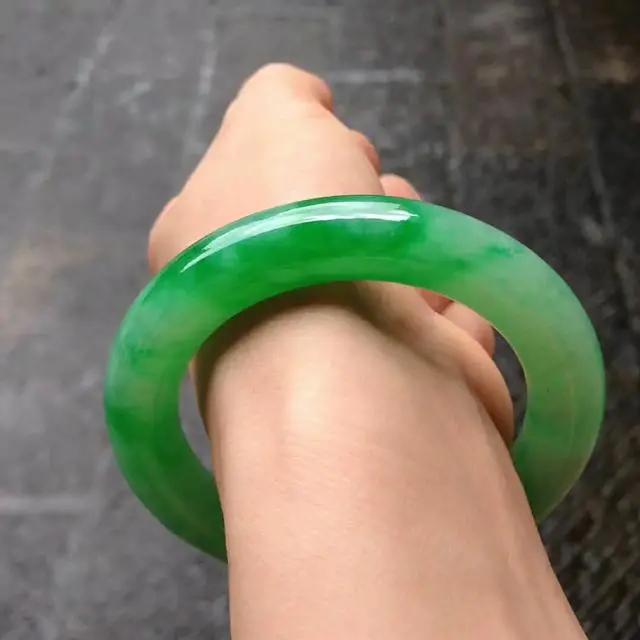 关于木那绿翡翠手镯的信息-第7张图片-翡翠网 关于木那绿翡翠手镯的信息-第7张图片-翡翠网