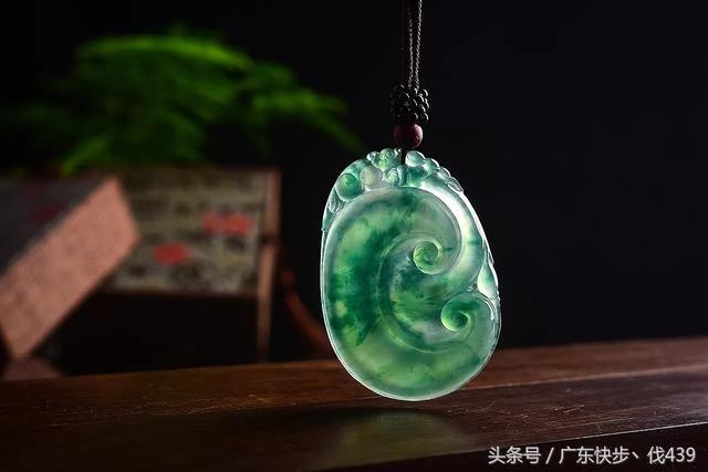 关于怎样看翡翠手镯翠性的信息-第3张图片-翡翠网 关于怎样看翡翠手镯翠性的信息-第3张图片-翡翠网