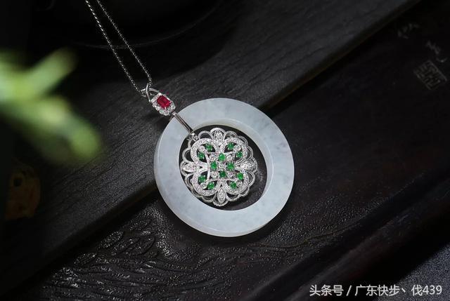 关于怎样看翡翠手镯翠性的信息-第4张图片-翡翠网 关于怎样看翡翠手镯翠性的信息-第4张图片-翡翠网