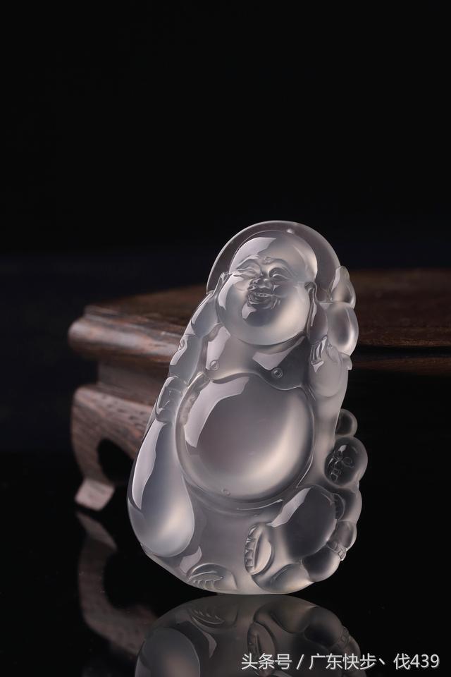 关于怎样看翡翠手镯翠性的信息-第6张图片-翡翠网 关于怎样看翡翠手镯翠性的信息-第6张图片-翡翠网