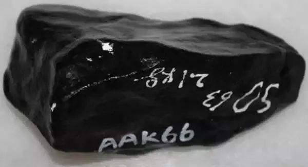 翡翠原石表面的裂什么怎么读翡翠外裂和内裂的区别-第3张图片-翡翠网 翡翠原石表面的裂什么怎么读翡翠外裂和内裂的区别-第3张图片-翡翠网