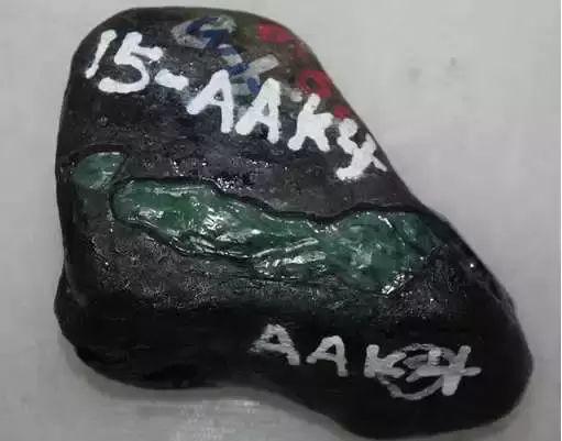 翡翠原石表面的裂什么怎么读翡翠外裂和内裂的区别-第4张图片-翡翠网 翡翠原石表面的裂什么怎么读翡翠外裂和内裂的区别-第4张图片-翡翠网