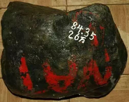 翡翠原石表面的裂什么怎么读翡翠外裂和内裂的区别-第5张图片-翡翠网 翡翠原石表面的裂什么怎么读翡翠外裂和内裂的区别-第5张图片-翡翠网